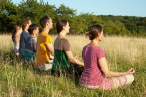 Yoga, Meditation, Achtsamkeit – auf der Wiese in der Sonne beim Schloss Belvedere in Weimar
