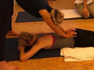 Partnermassage im Yoga