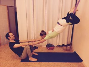 Yoga Kurunta: Hängende Positionen mit Seilen