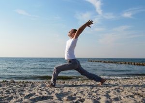 Steffen Yoga am Strand - Virabhadrasana 1. Yoga in den Sommerferien