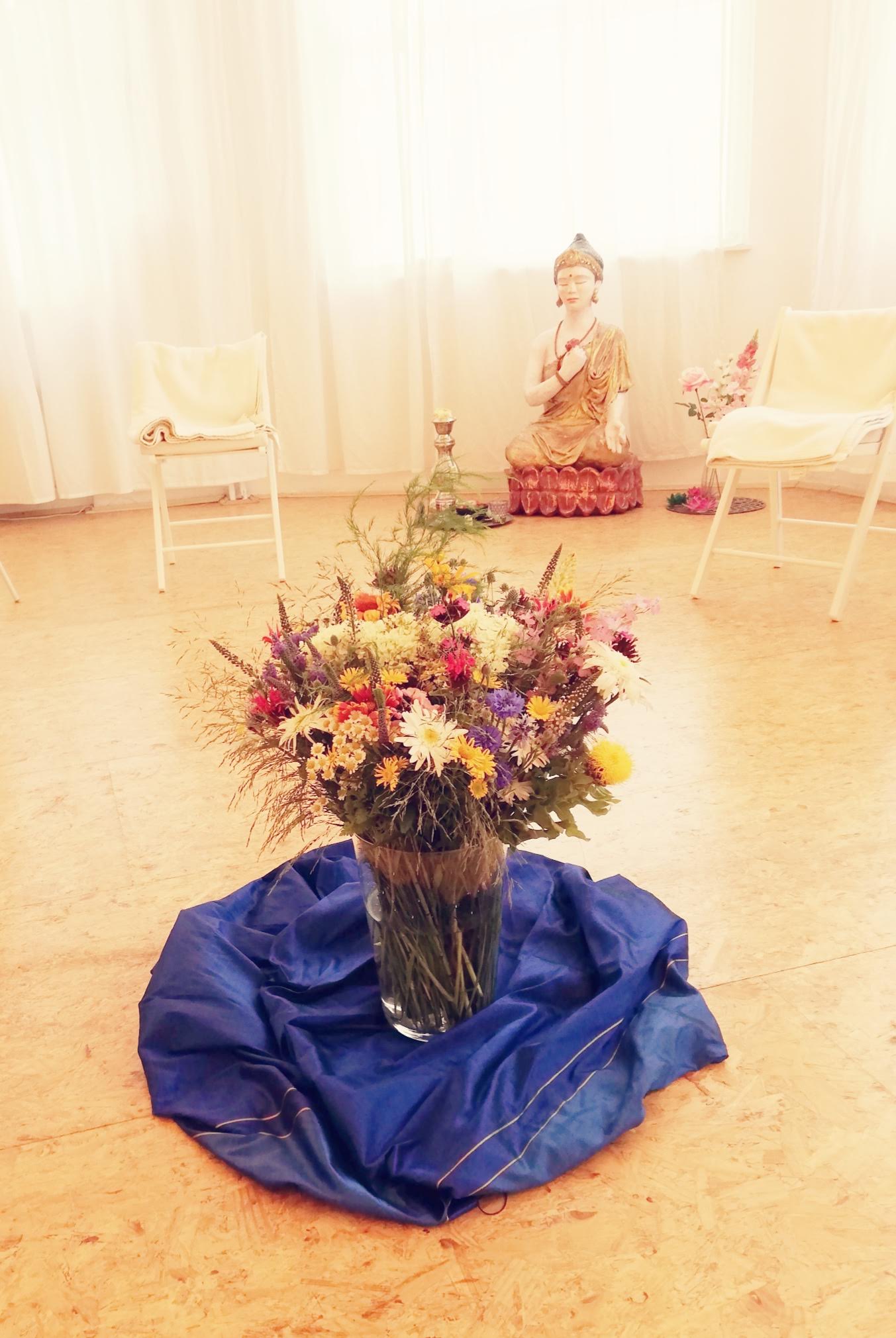 Yoga Studio Weimar: Blumen in der Mitte des Stuhlkreises