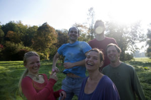 Yoga Kollegen im Park – Jump!