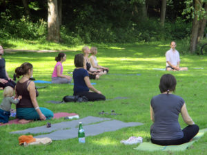 Outdoor Yoga Weimar im Schwansee-Park. Mit Steffen Katz, Juni 2014