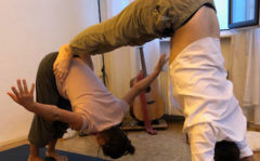 Partneryoga und Akrobatik Yoga in Weimar – Doppelter Abwärtsschauender Hund
