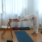 Yoga-auf-dem-Stuhl-HALBE-VORBEUGE