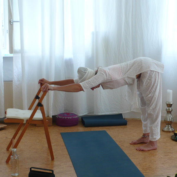 Yoga-auf-dem-Stuhl-HALBE-VORBEUGE