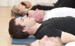 Entspannung in Rückenlage – Yoga Katz Weimar