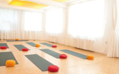 Yoga Studio Ansicht – Raum mit Yogamatten