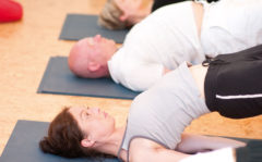 Yoga Unterricht in Steffens Studio – Menschen in Position Brücke