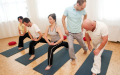 Steffen mit Schülern im Yoga-Unterricht