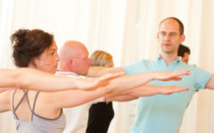 Menschen im Yoga Unterricht mit Steffen