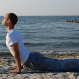 Yoga Asana – Steffen am Strand in Cobra-Position