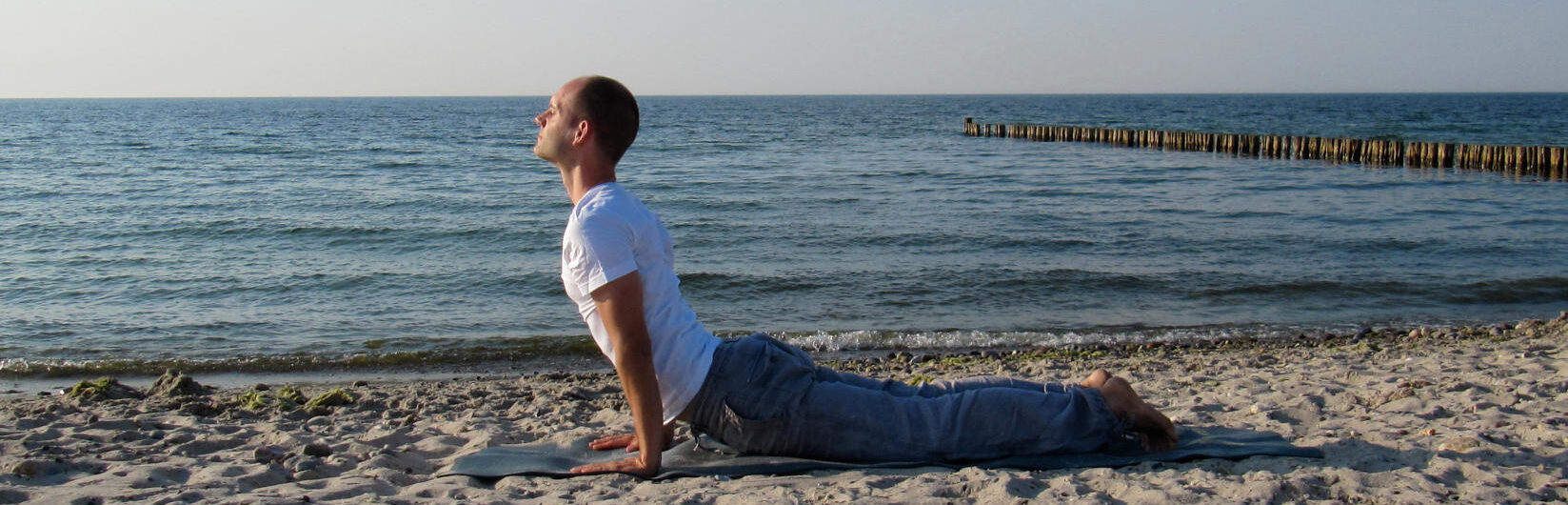 Yoga Asana – Steffen am Strand in Cobra-Position