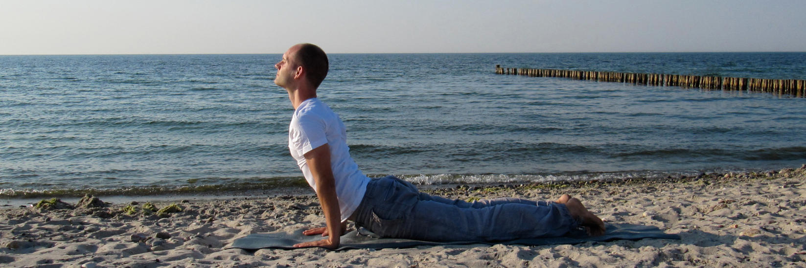 Yoga Asana – Steffen am Strand in Cobra-Position