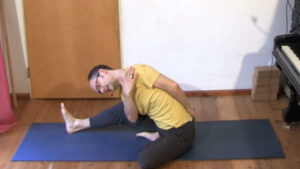 Steffen in Yoga Übung für den HWS-Bereich. Yoga Video den Nacken verwöhnen.