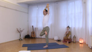Steffen in Vrkshasana – der Baum Position. Yoga Video.