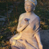 Tara-Figur – bemalte Bodhisattva-Statue von Christiane im Sonnenschein