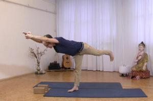 Yoga Video – Steffen in Virabhadrasana 3 im Yogastudio