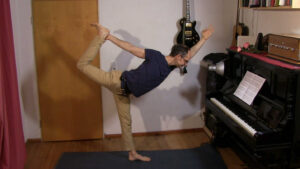 Steffen in streckender Gleichgewichtsposition Nataraja Asana – Yoga Video