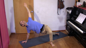 Steffen in einer Variante von Vasishthasana, der seitlichen Planke. Stärkt  und weitet deine Flanke :)