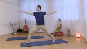 Steffen in Virabhadrasana 2. Yoga Video zur Kriegerposition