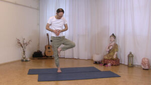 Steffen im Yogastudio in Balance-Haltung auf einem Fuß. Yoga für die Füße.