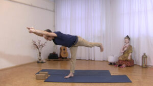 Steffen in Virabahdrasana 3 – Standwaage bzw. Dritter Krieger. Yoga Video.