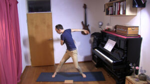 Steffen in dynamischer Bewegung. Energy Flow Yoga Video.