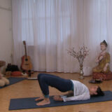 Yoga Video – Setu Bandha Asana – Steffen und Nannette bei Vorführung der Gebundenen Brücke