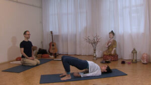 Setu Bandhasana Yoga Video: Steffen mit Nannette bei Anleiten im Yoga-Unterricht