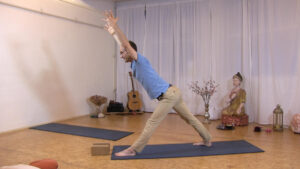 Steffen in Parshvottanasana – Die aufwärts gestreckte Haltung aus der Schrittstellung. Yoga für den Rücken. Video mit Steffen