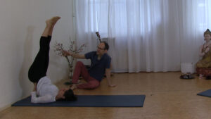 Viparitakarani Asana Yoga Video: Steffen beim Anleiten der Position mit Nannette