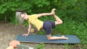 Steffen in Yoga-Vierfüßler-Position zum Hüfte Öffnen und Leiste Dehnen