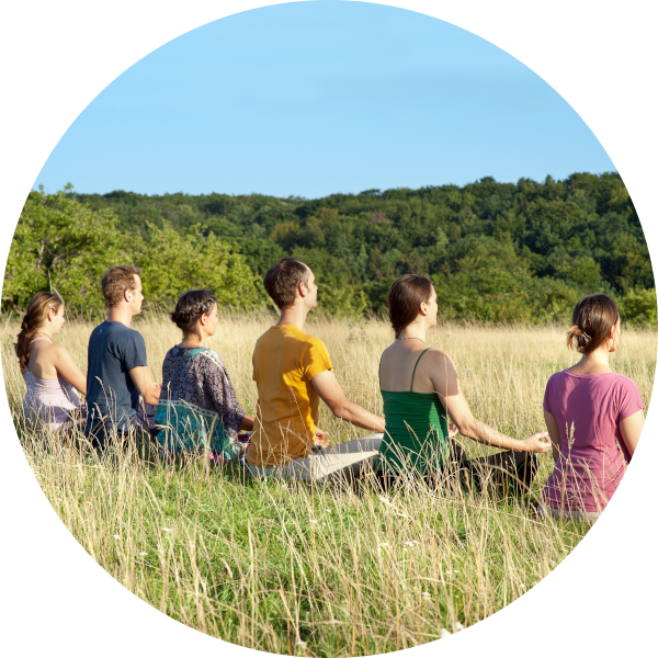 Steffen mit einer Gruppe von Meditierenden in freier Natur