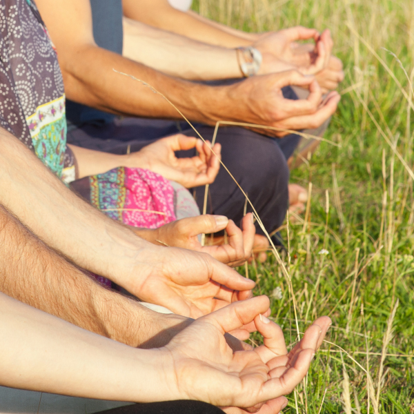 Detailansicht Hände von Menschen in Meditationshaltung