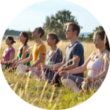 Steffen mit einer Gruppe von Meditierenden in freier Natur