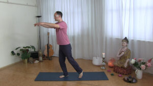 Yoga Übungen bei Schmerzen. Wiegeschritt-Bewegung.