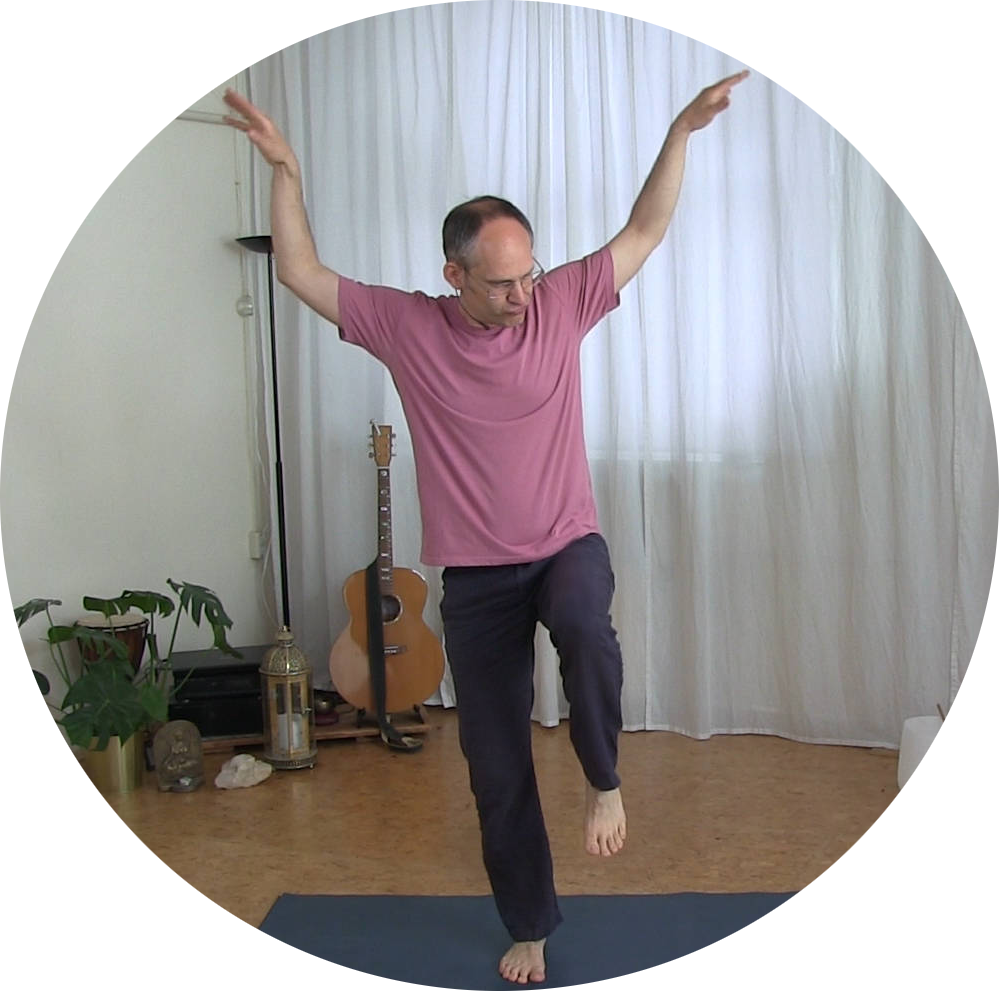 Yoga und Achtsamkeit bei chronischen Schmerzen. Der Kranich, Bewegungsübung im Stand
