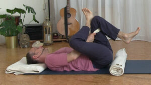 Nadeloehr-Abduktoren-Hueft-Dehnung. Sanftes Yoga Yin Restorative