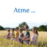 Steffen mit einer Meditationsgruppe im Grünen