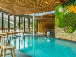 Yoga Wandern mit Susanne in Tschechien – Hotel Olympie Spindlermühle – Ansicht Hotel Pool