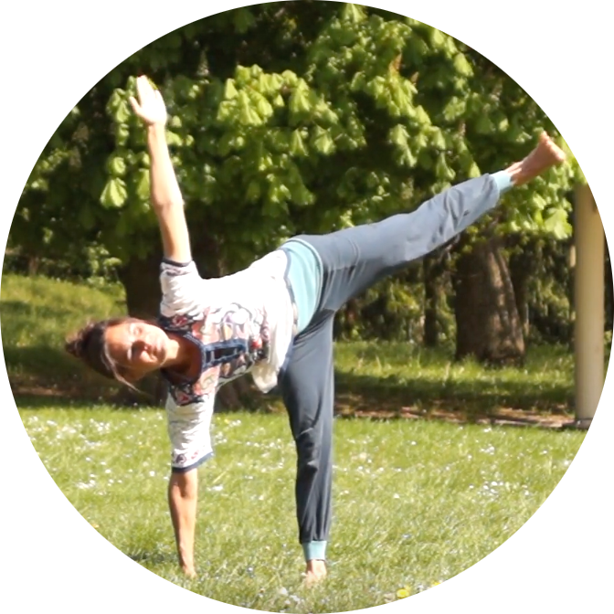 Yoga für Jugendliche: Nannette in der Sonne in Gleichgewicht-Yogaposition Halbmond