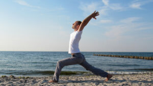 Sonnengruß – Steffen beim Yoga am Strand an der Ostsee