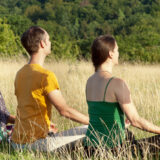 Info-Veranstaltung Meditation und Achtsamkeit - Meditierende auf der Wiese