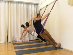 Yoga im Seil: Gegen die Schwerkraft arbeiten, Kraft trainieren