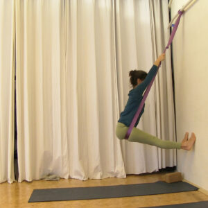 Länge und Weite für deine Wirbelsäule durch Yoga im Seil
