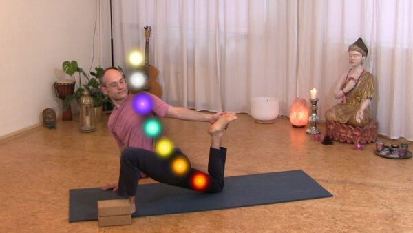 Chakra Yoga Live Onlineseminar – Abbildung Steffen im Studio mit leuchtenden Energiefeldern