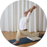 Anjaneya Asana. Yoga-Live-Online-Kurs