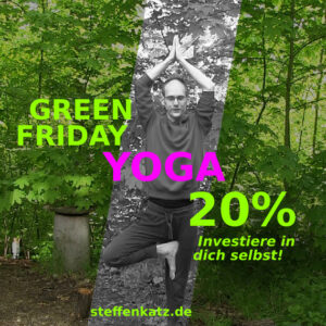 Green Friday Yoga Blog-Bild: Steffen unter grünen Bäumen in der Baum-Position