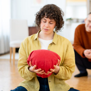 Coaching-Situation mit Kissen in Hand als Stellvertreter. Psychologische Beratung als Alternative zu Psychotherapie in Weimar